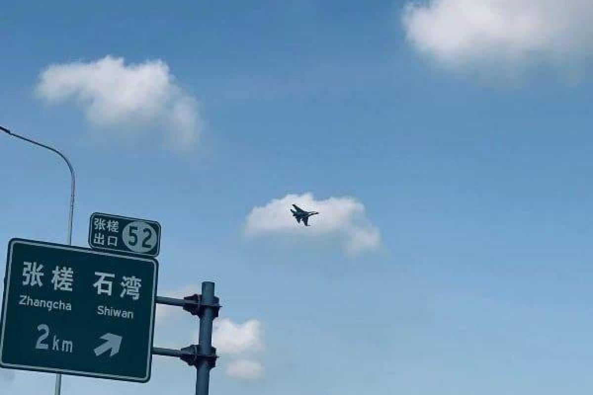 Самолет Пелоси подлетает к Тайваню, Китай поднял в небо боевую авиацию Самолет Пелоси подлетает к Тайваню, Китай поднял в небо боевую авиацию