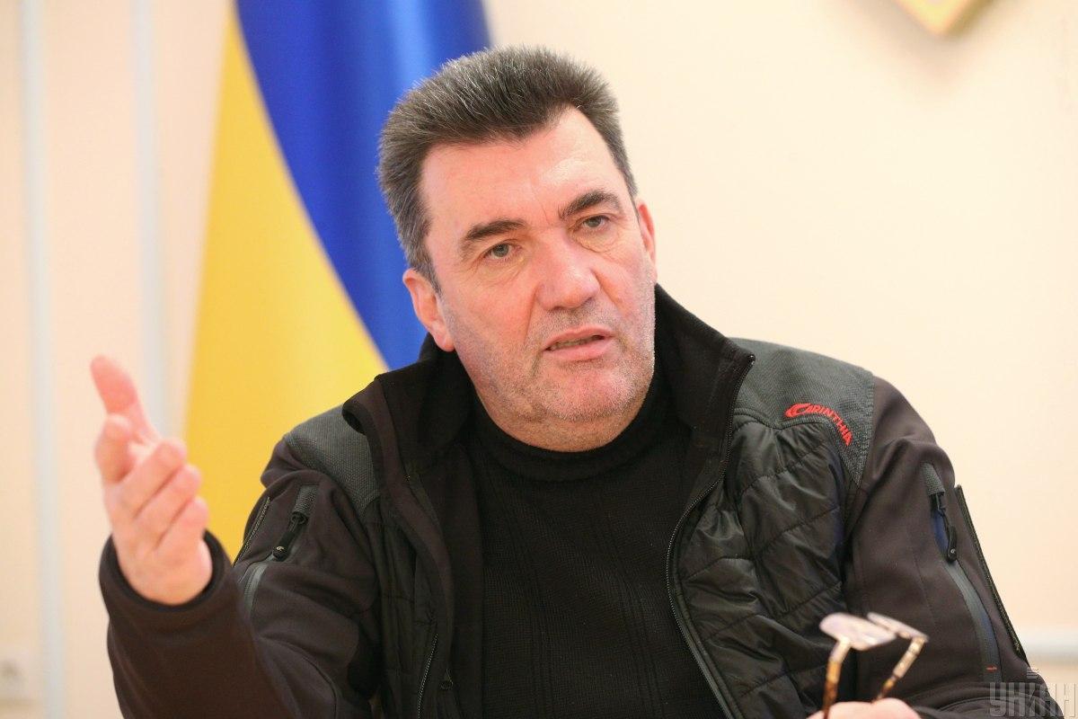 "Ничего прятаться за женской юбкой": Данилов пристыдил мужчин, которые бегут за границу во время войны