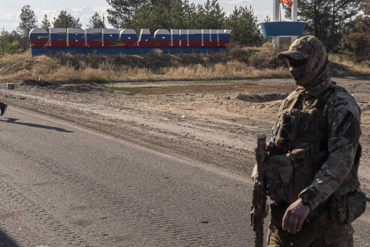 Реалии оккупированного Северодонецка: очередь за водой, передвижная "помывочная" и стационарная "харчевня" Реалии оккупированного Северодонецка: очередь за водой, передвижная "помывочная" и стационарная "харчевня"