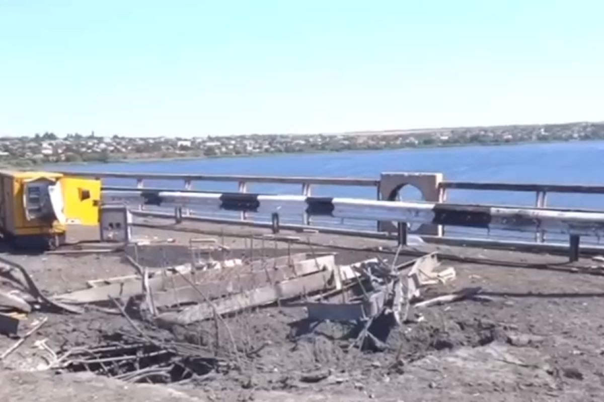 Росіяни показали результати нового удару ЗСУ по Антонівському мосту у Херсоні Росіяни показали результати нового удару ЗСУ по Антонівському мосту у Херсоні