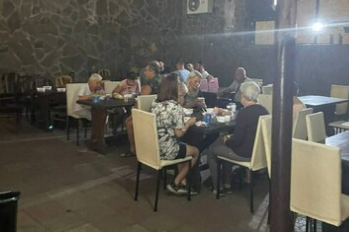 Окупований Сєвєродонецьк: у приміщенні кафе мешканців годують гарячими обідами Окупований Сєвєродонецьк: у приміщенні кафе мешканців годують гарячими обідами