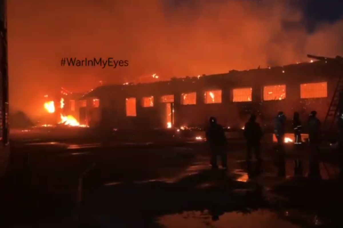В Донецке горит вражеский склад боеприпасов: видео В Донецке горит вражеский склад боеприпасов: видео