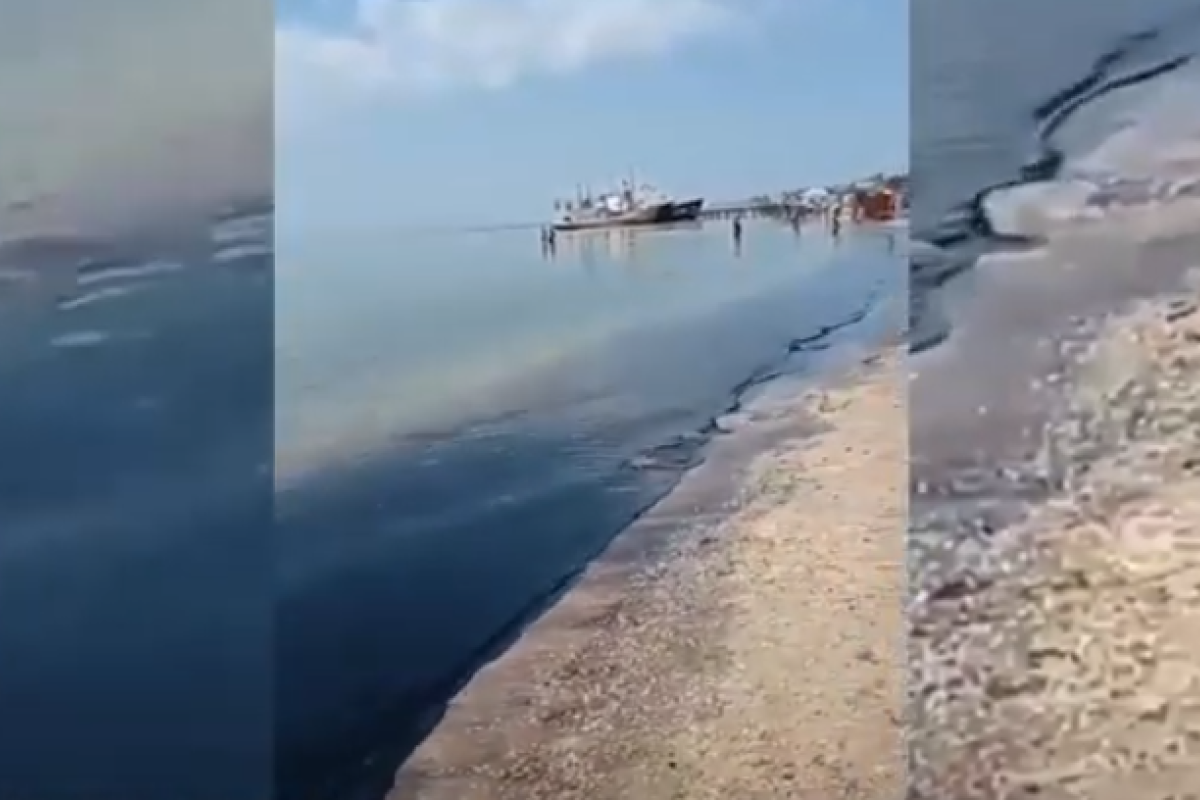 В окупованому Бердянську стався витік мазуту: море почорніло В окупованому Бердянську стався витік мазуту: море почорніло