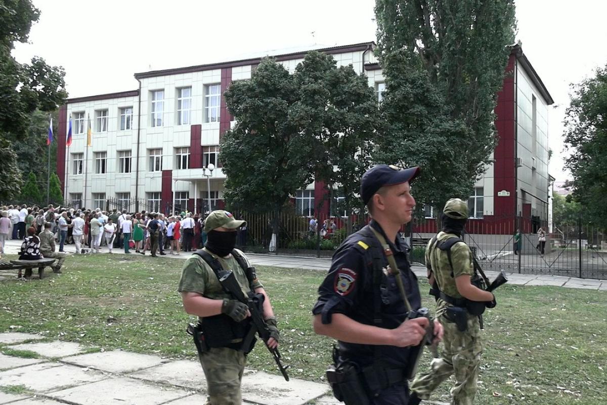 Російські окупанти під час відступу збираються прикриватися школярами, - луганський блогер Російські окупанти під час відступу збираються прикриватися школярами, - луганський блогер