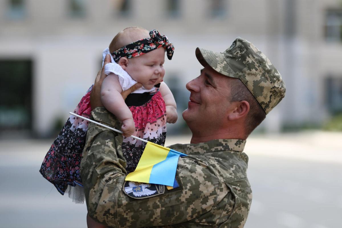 Військові з трьома дітьми мають право на демобілізацію: Рада прийняла закон Військові з трьома дітьми мають право на демобілізацію: Рада прийняла закон
