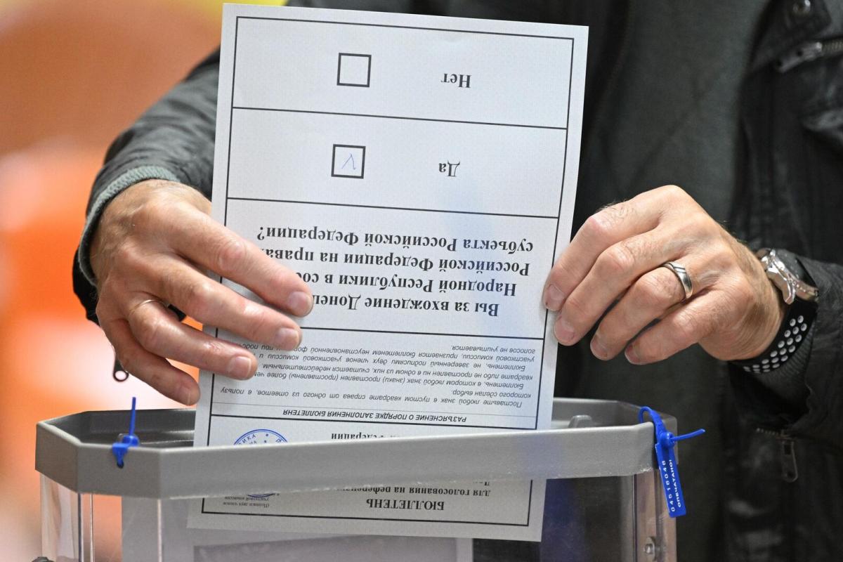 "Голосували всі - від немовлят до лежачих": окупанти повідомили, скільки людей прийшло на "референдум" у містах Луганщини