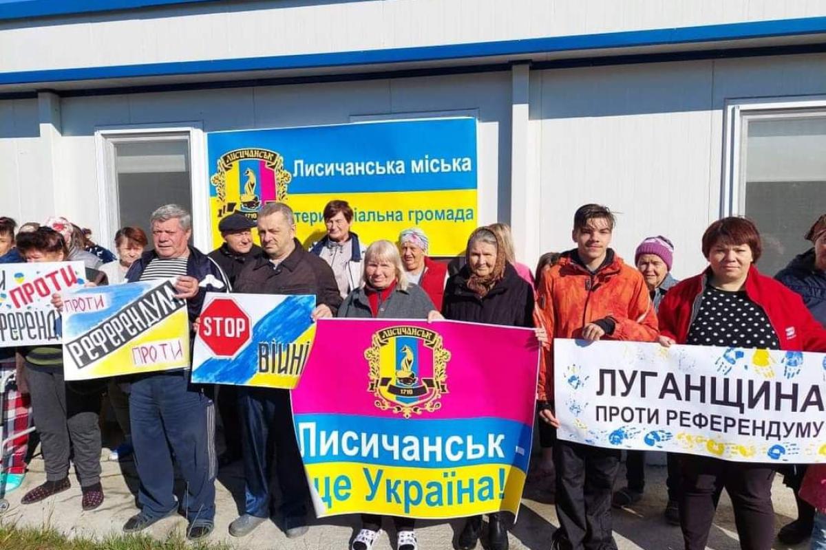 Переселенцы с Луганщины протестуют против незаконного "референдума"