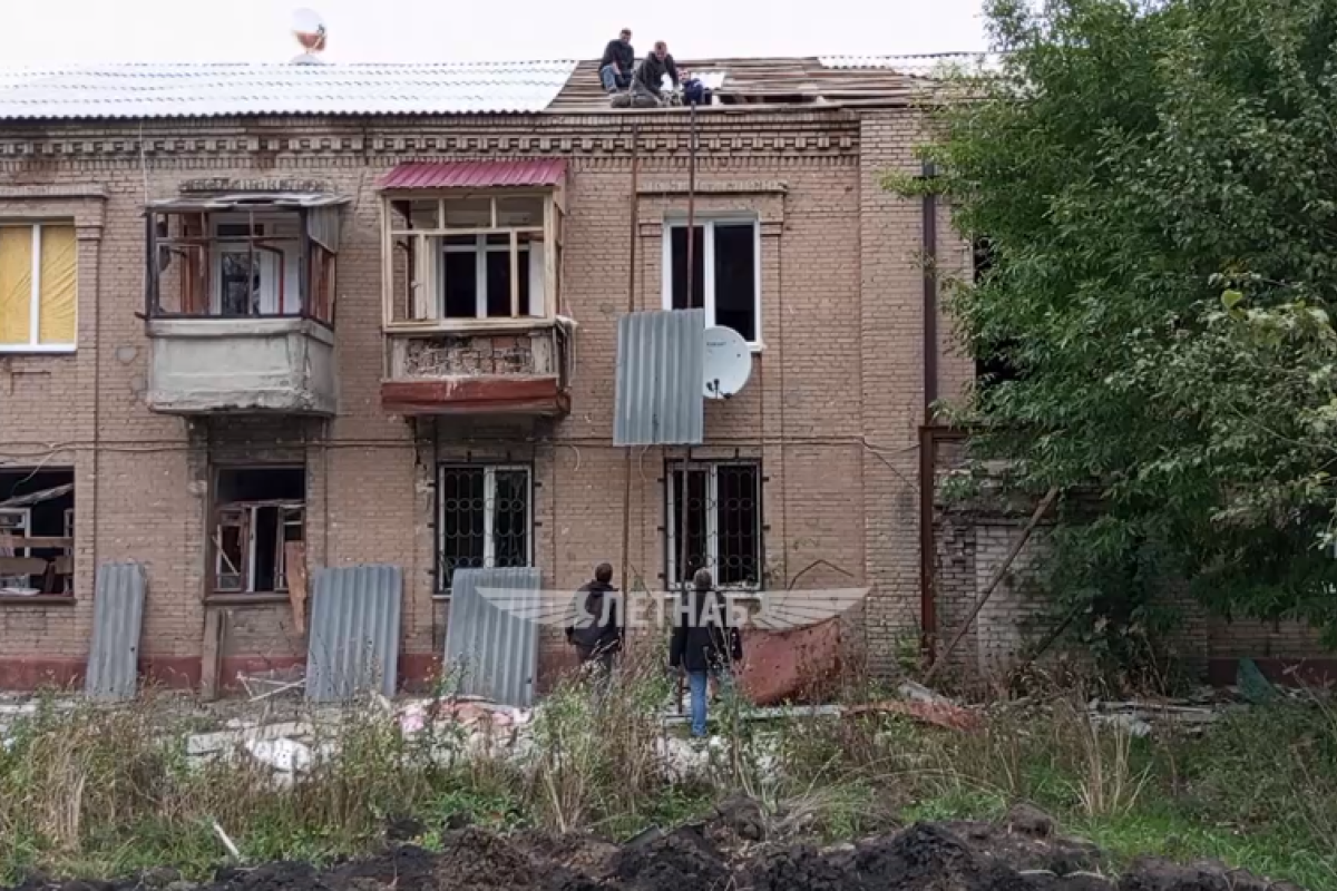 "А де ж допомога "визволителів"? Мешканці Лисичанська самі відновлюють розбиті дахи будинків