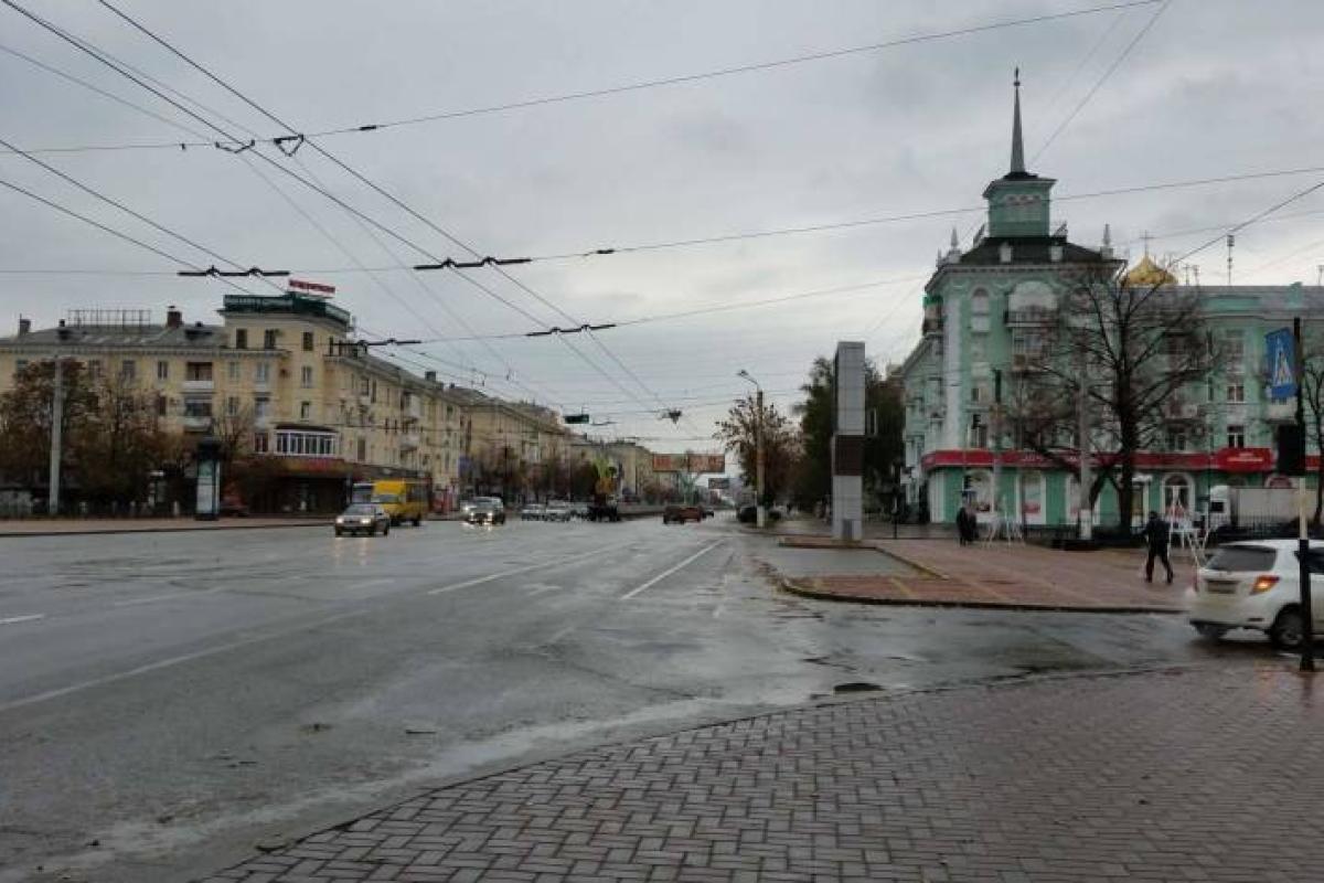 Що відбувається в Луганську: Військових багато, уздовж дороги окопи, слідів ремонтних робіт не видно Що відбувається в Луганську: Військових багато, уздовж дороги окопи, слідів ремонтних робіт не видно