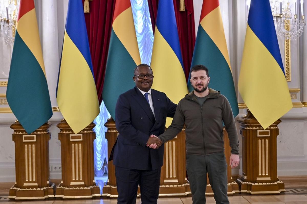 Путін просить переговорів: Президент Гвінеї-Бісау привіз Зеленському "послання" з Москви Путін просить переговорів: Президент Гвінеї-Бісау привіз Зеленському "послання" з Москви