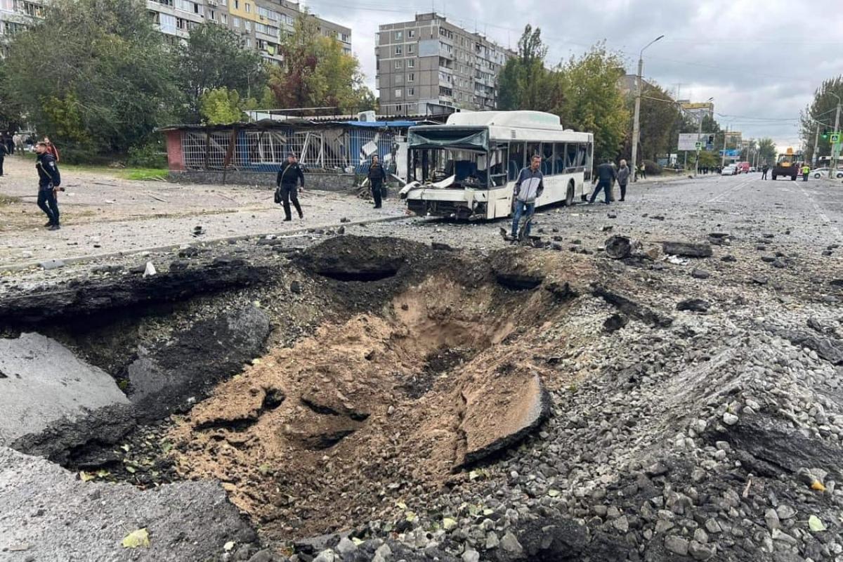 В Днепре за ночь полностью восстановили дорогу после ракетного удара России: фото до и после