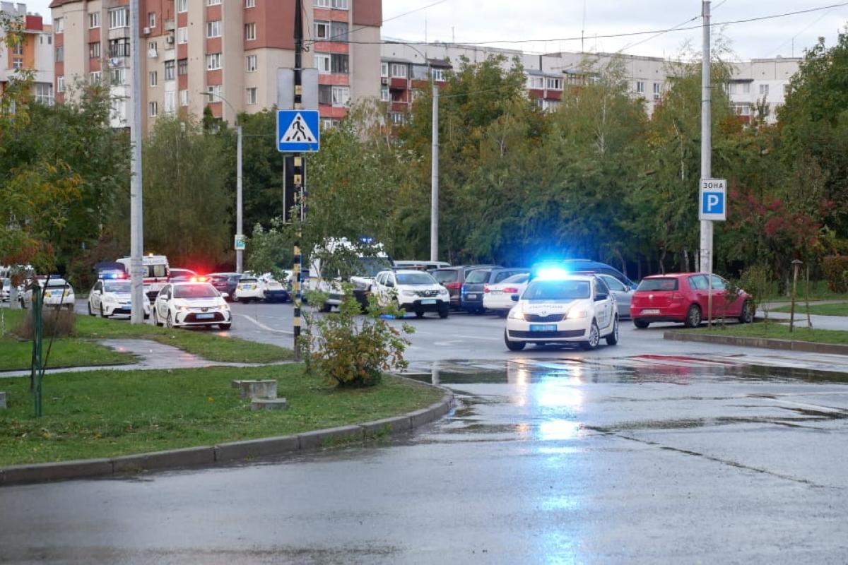 У Чернівцях підозрюваний у розбещенні неповнолітніх застрелив патрульну поліцейську, її напарник поранений У Чернівцях підозрюваний у розбещенні неповнолітніх застрелив патрульну поліцейську, її напарник поранений