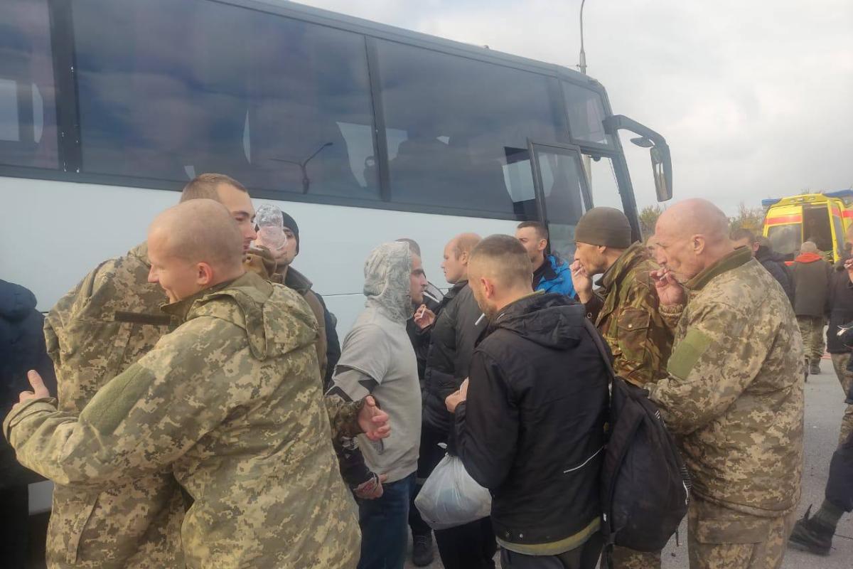 Відбувся черговий обмін полоненими: додому повернулися понад 50 українців Відбувся черговий обмін полоненими: додому повернулися понад 50 українців