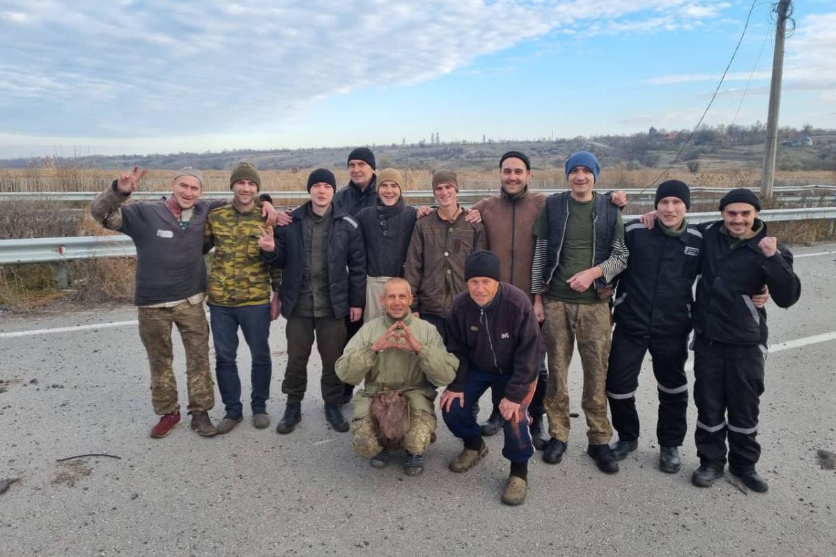Відбувся новий обмін полоненими: додому повернулися 107 захисників України Відбувся новий обмін полоненими: додому повернулися 107 захисників України