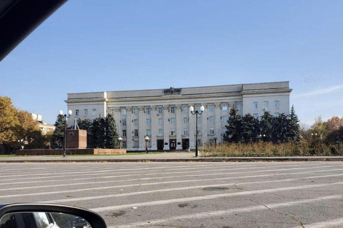 Під Херсоном спорожніли ворожі блокпости, з ОДА зник прапор РФ, колаборанти говорять про відведення військ: що відбувається