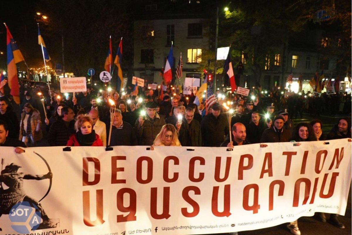 "Росія - геть із Вірменії!": У Єревані пройшов протест перед приїздом Путіна на саміт ОДКБ "Росія - геть із Вірменії!": У Єревані пройшов протест перед приїздом Путіна на саміт ОДКБ