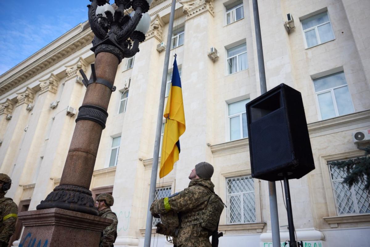 В Херсоне при участии Зеленского поднят флаг Украины В Херсоне при участии Зеленского поднят флаг Украины