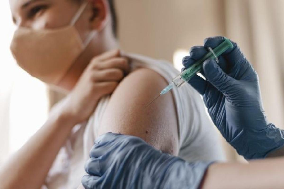 В Україні дозволили бустерну дозу вакцини від COVID-19 для дітей з 12 років В Україні дозволили бустерну дозу вакцини від COVID-19 для дітей з 12 років