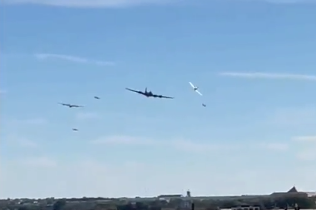 У США під час авіашоу зіткнулися літаки: відео У США під час авіашоу зіткнулися літаки: відео