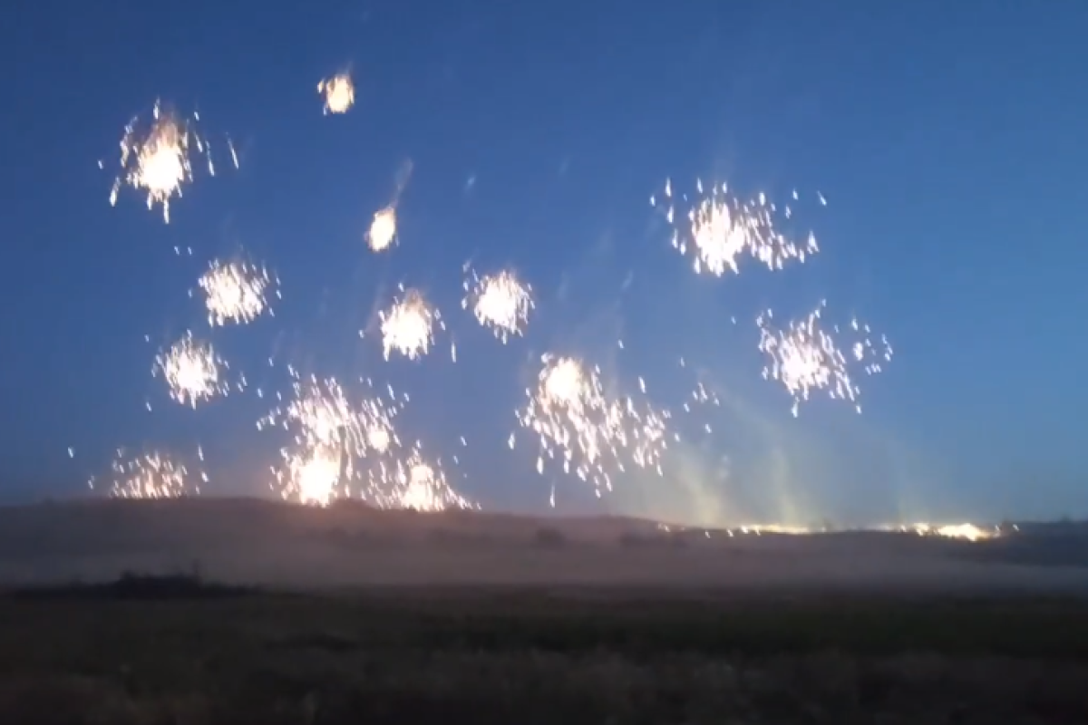 Ад в Бахмуте: россияне поливают город и окрестности зажигательными снарядами