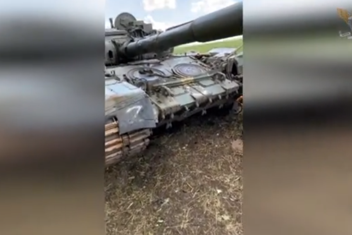 Оккупанты усилили броню своего танка украденными канализационными люками: не помогло Оккупанты усилили броню своего танка украденными канализационными люками: не помогло