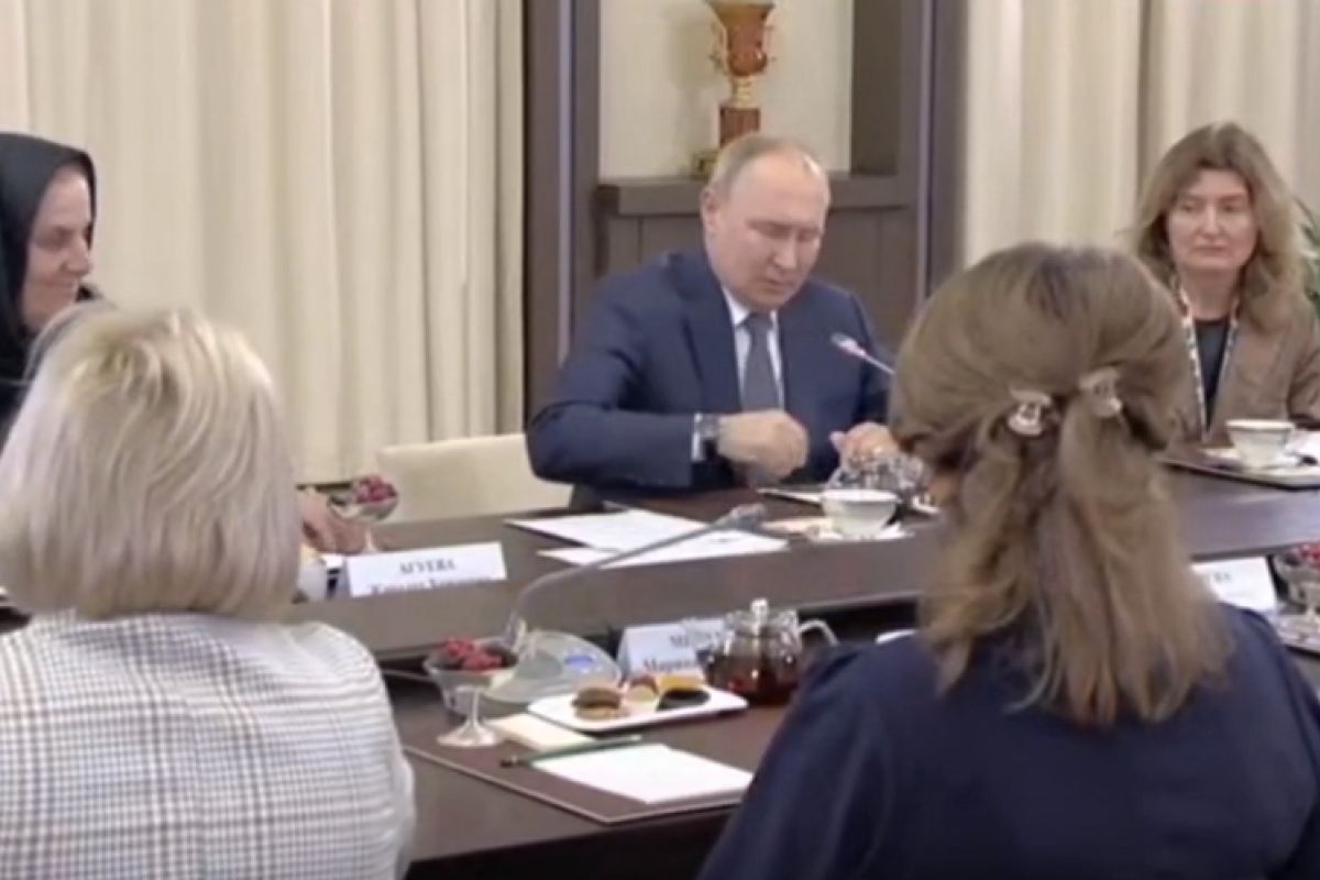 Путин встретился с "непростыми" матерями погибших в Украине оккупантов Путин встретился с "непростыми" матерями погибших в Украине оккупантов