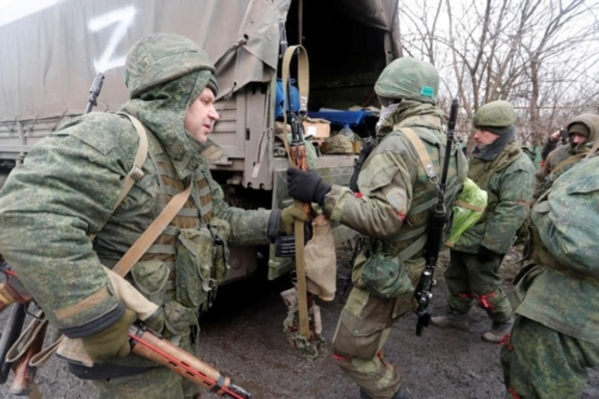"Трагічні події": Під Сватово російських окупантів "косить" епідемія "ящура" "Трагічні події": Під Сватово російських окупантів "косить" епідемія "ящура"