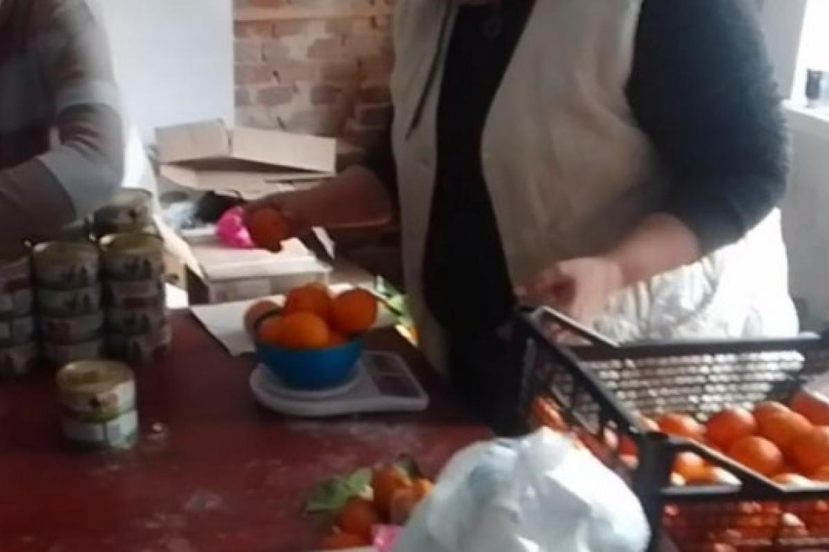 В Лисичанске жест невиданной "щедрости": наконец-то начали раздавать гуманитарную помощь - фото В Лисичанске жест невиданной "щедрости": наконец-то начали раздавать гуманитарную помощь - фото