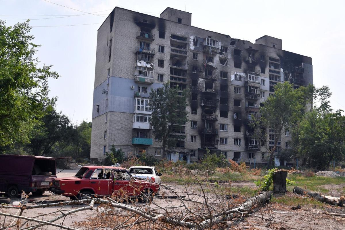 "Там немає нічого живого": У мережі з'явилося літнє відео розбитого Сєвєродонецька "Там немає нічого живого": У мережі з'явилося літнє відео розбитого Сєвєродонецька