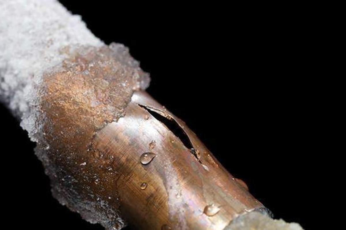 В Лисичанске новая проблема: содержимое канализации затапливает подвалы и верхние этажи многоэтажек В Лисичанске новая проблема: содержимое канализации затапливает подвалы и верхние этажи многоэтажек