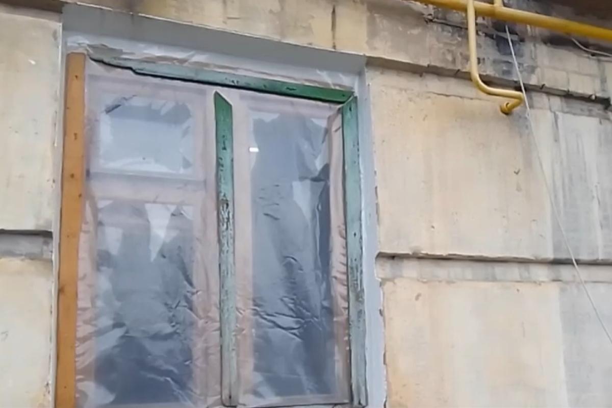 "Запаковать в пакеты": жителям пострадавших домов в Приволье раздали пленку для окон - видео