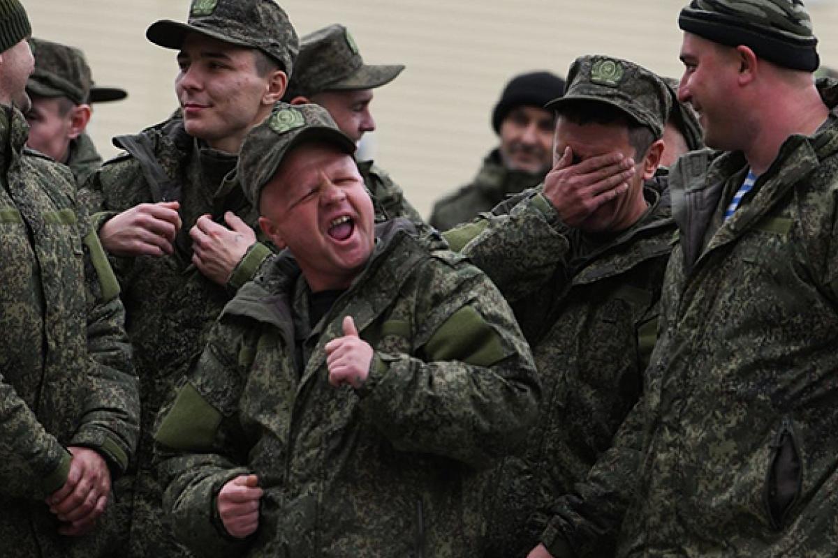 "Шастають по всьому селу, шукають горілку та самогон": Села окупованої Луганщини потерпають від незваних гостей "Шастають по всьому селу, шукають горілку та самогон": Села окупованої Луганщини потерпають від незваних гостей