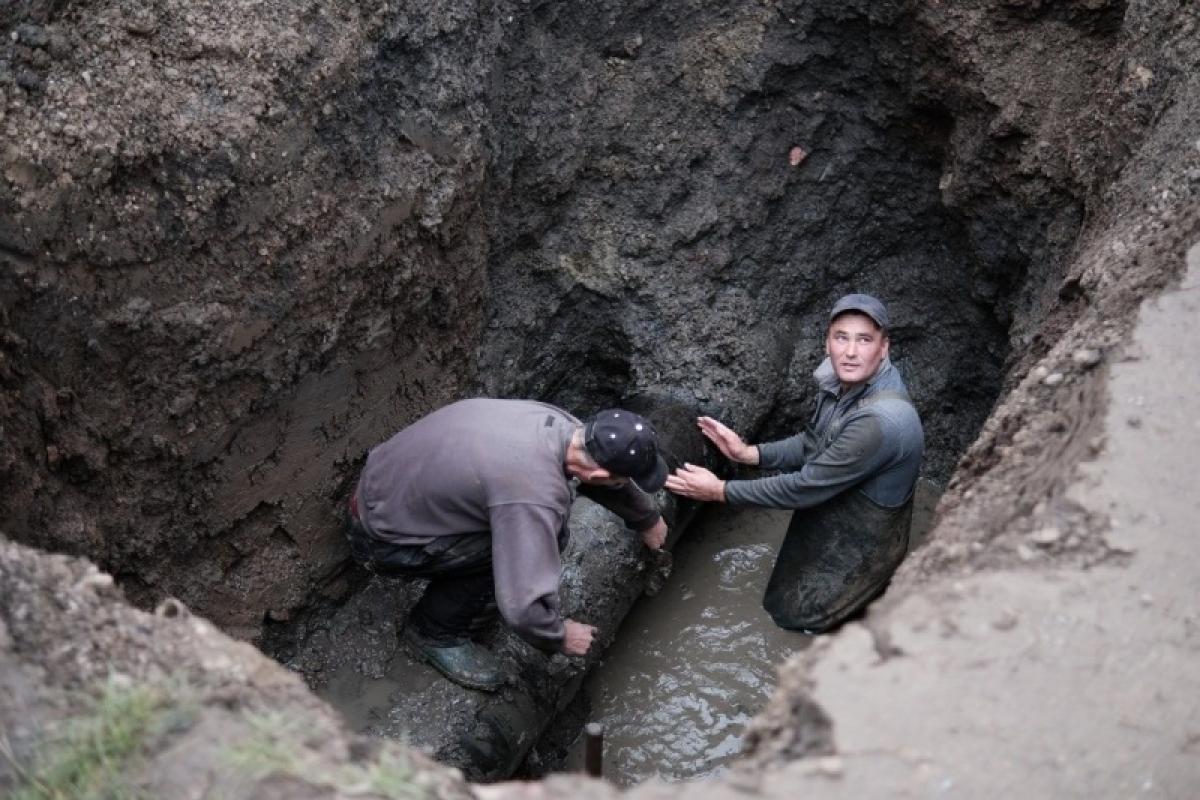 "Героїчні кадри" ремонту водогону в Лисичанську від окупантів - очевидно води не буде ще довго