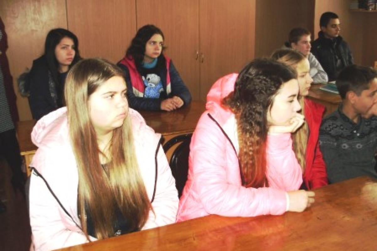 В окупованому Лисичанську збирають гроші на бензопилу та дрова для школи В окупованому Лисичанську збирають гроші на бензопилу та дрова для школи