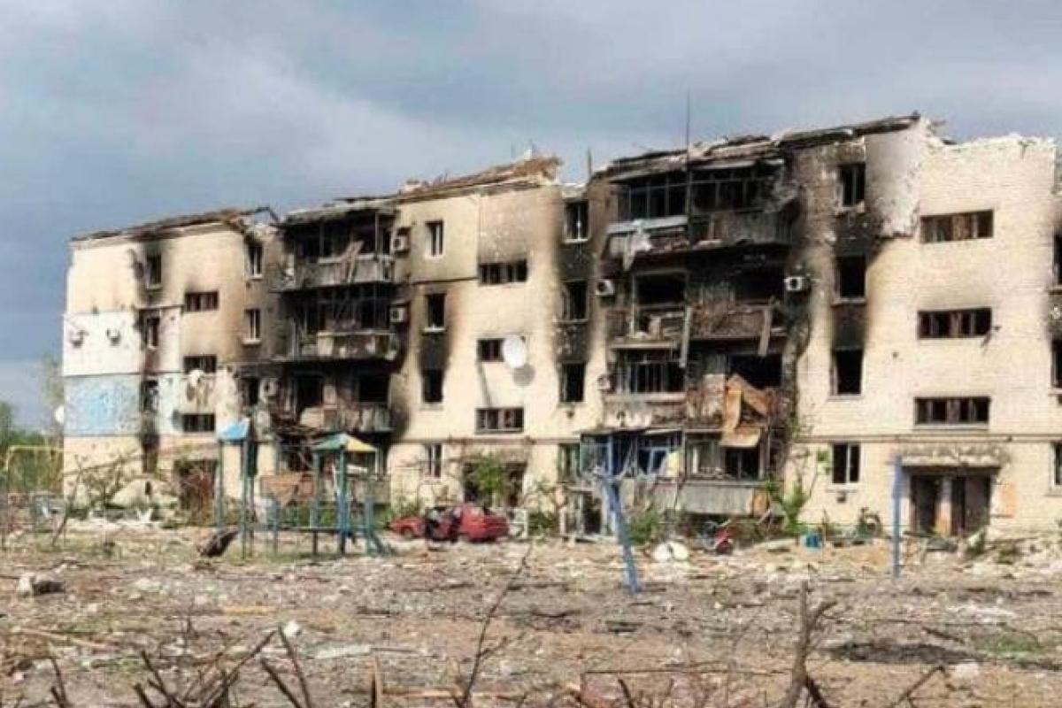 "Пробиті дахи не ремонтуватимуть": з Сєвєродонецька поїхали російські будівельники "Пробиті дахи не ремонтуватимуть": з Сєвєродонецька поїхали російські будівельники