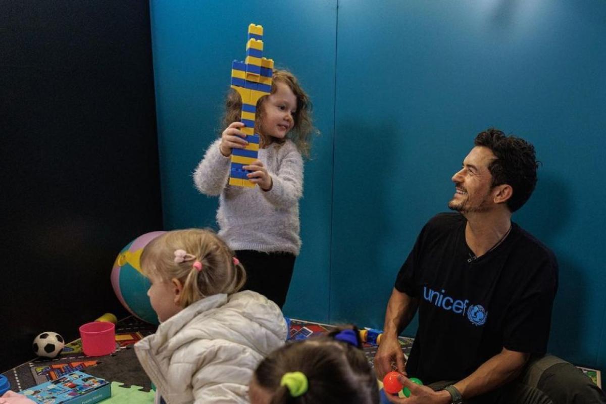 Британський актор Орландо Блум завітав до Києва та пограв у метро з українськими дітьми Британський актор Орландо Блум завітав до Києва та пограв у метро з українськими дітьми