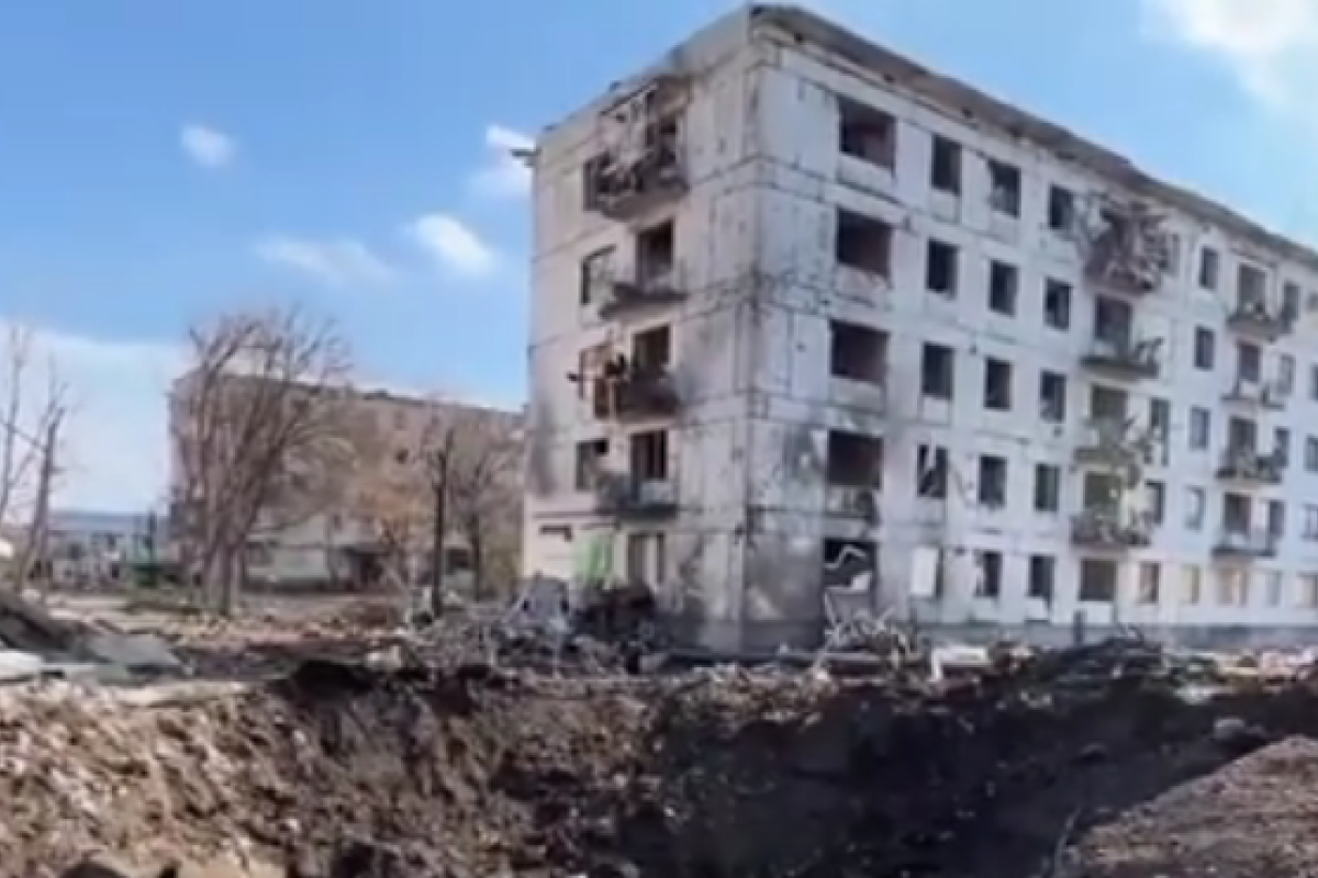 Розбомблена ТЕЦ та танки в лісі: В мережі опублікували нове відео з Кремінної Розбомблена ТЕЦ та танки в лісі: В мережі опублікували нове відео з Кремінної