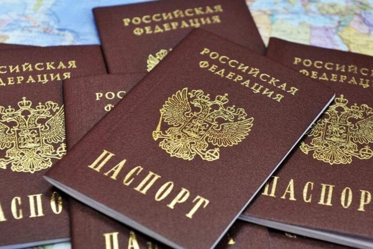 "Темпи паспортизації незадовільні": Путін дав команду "прискорити" видачу російських паспортів жителям окупованих територій