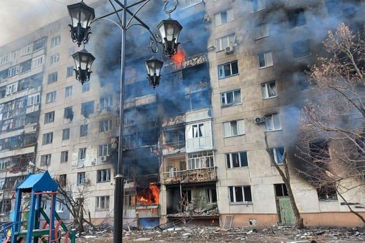 "Стараются не выходить на улицу": местные жители сообщают о частых прилетах в Кременную "Стараются не выходить на улицу": местные жители сообщают о частых прилетах в Кременную
