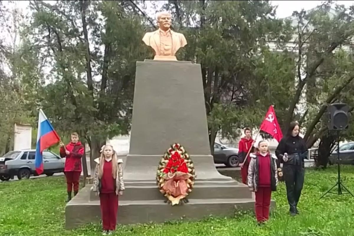 "Добро пожаловать в СССР": в Лисичанске поставили бюст Ленина "Добро пожаловать в СССР": в Лисичанске поставили бюст Ленина
