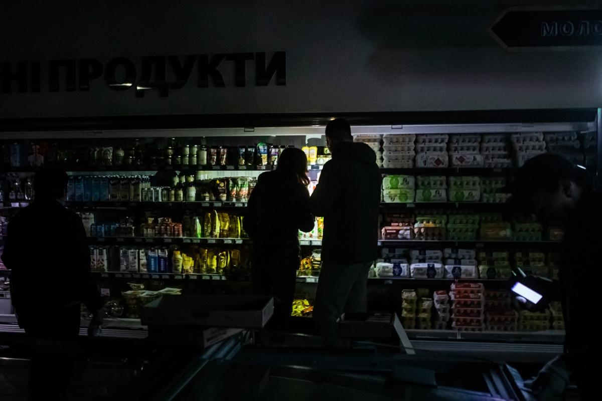 "Іноді навіть ліхтарики видають": як люди на Луганщині виживають без електрики - фото "Іноді навіть ліхтарики видають": як люди на Луганщині виживають без електрики - фото