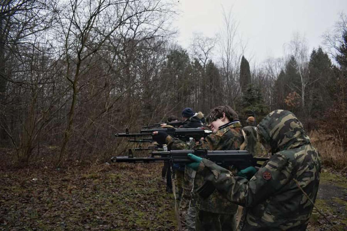 Дитяча пропаганда в Маріуполі: чому вагнерівці навчають підлітків - відео Дитяча пропаганда в Маріуполі: чому вагнерівці навчають підлітків - відео