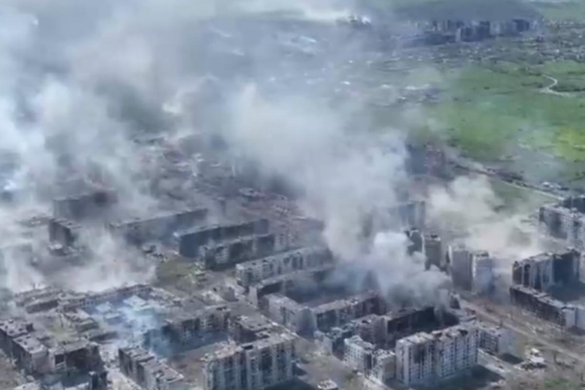 Бахмут з висоти пташиного польоту та на землі: У мережі з'явились нові кадри з міста Бахмут з висоти пташиного польоту та на землі: У мережі з'явились нові кадри з міста