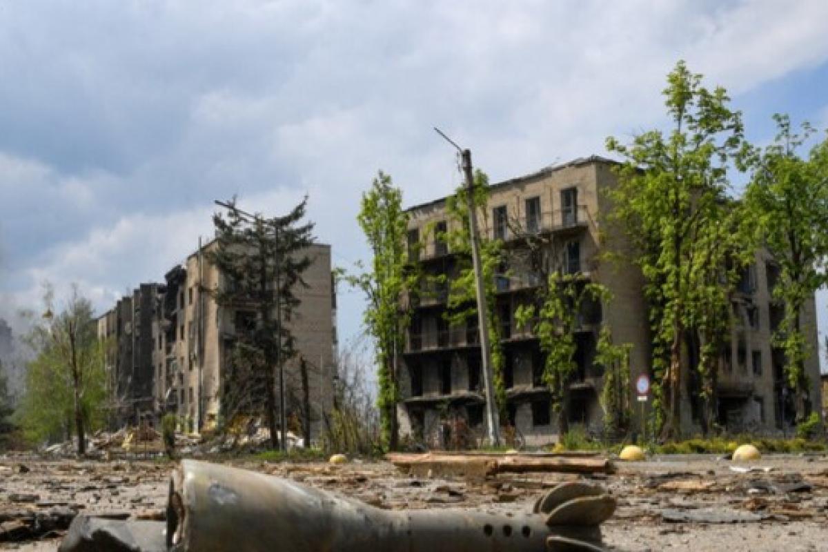 "Превратили дом в казарму": В Лисичанске оккупанты сделали блокпост в местном дворе "Превратили дом в казарму": В Лисичанске оккупанты сделали блокпост в местном дворе