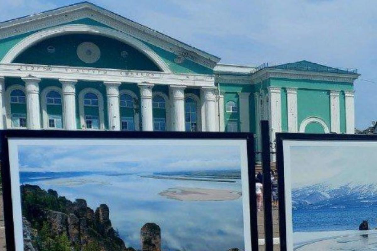 "Яскравий світ" для тлі руїн: Окупанти у Сєвєродонецьку провели виставку - фото