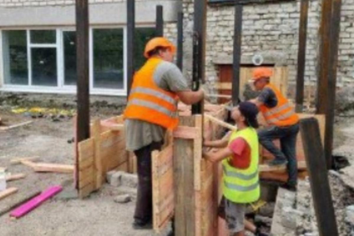 "Крадуть, а потім ремонтують": У Станично-Луганському районі окупанти поділились новим "досягненням" - фото