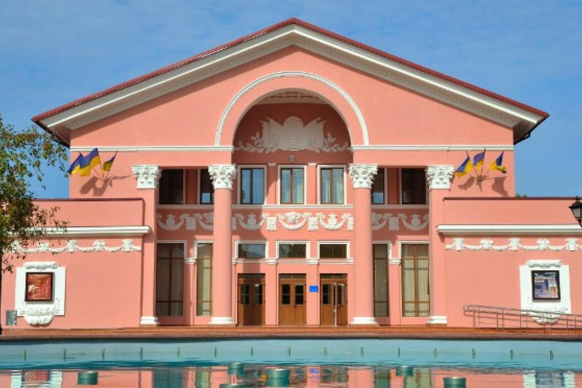 Театр в Северодонецке: В сети появились фотографии здания "до" и "после" прихода "русского мира"