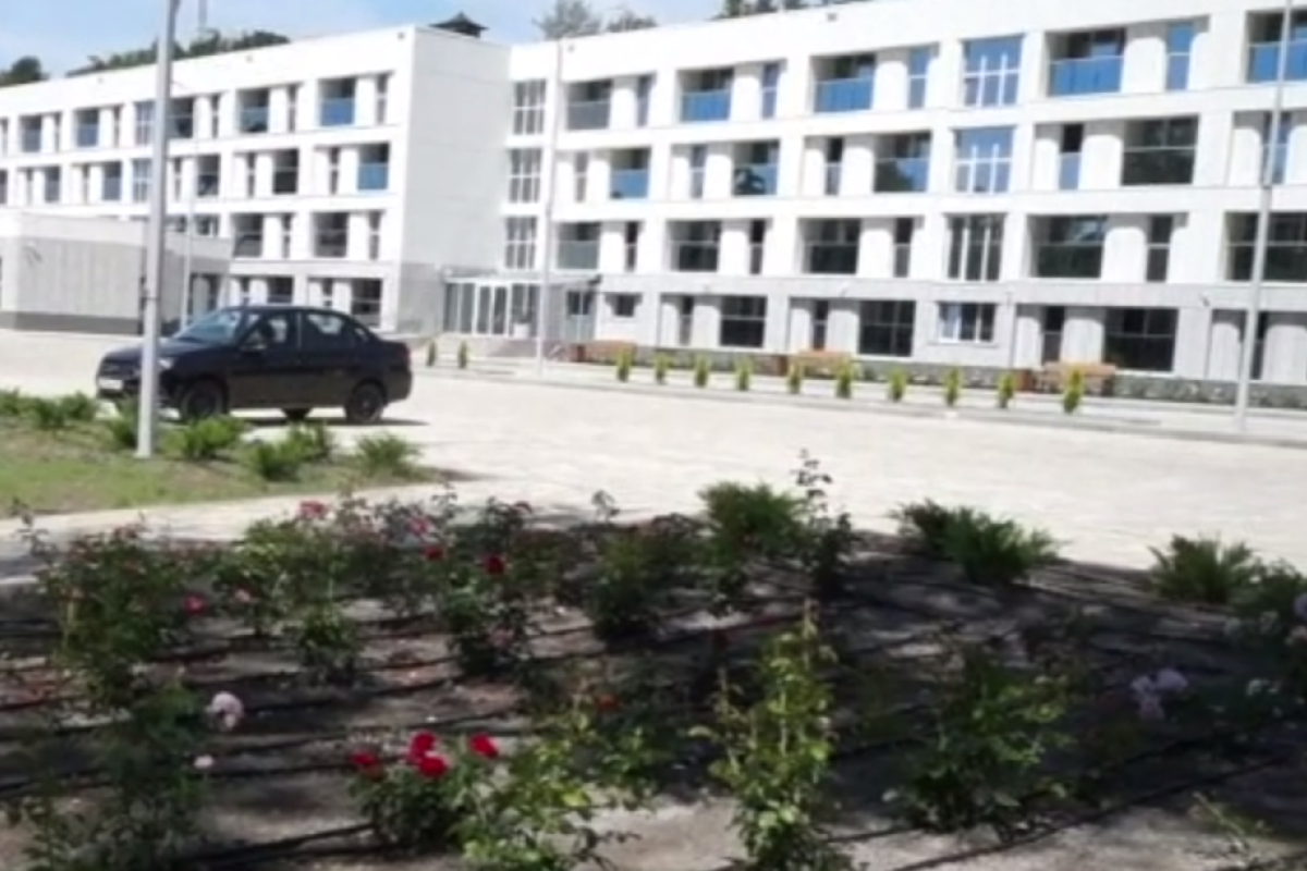 Пересування ворожої техніки та ремонт готелю для "поважних людей": що нового в окупованому Маріуполі - фото Пересування ворожої техніки та ремонт готелю для "поважних людей": що нового в окупованому Маріуполі - фото