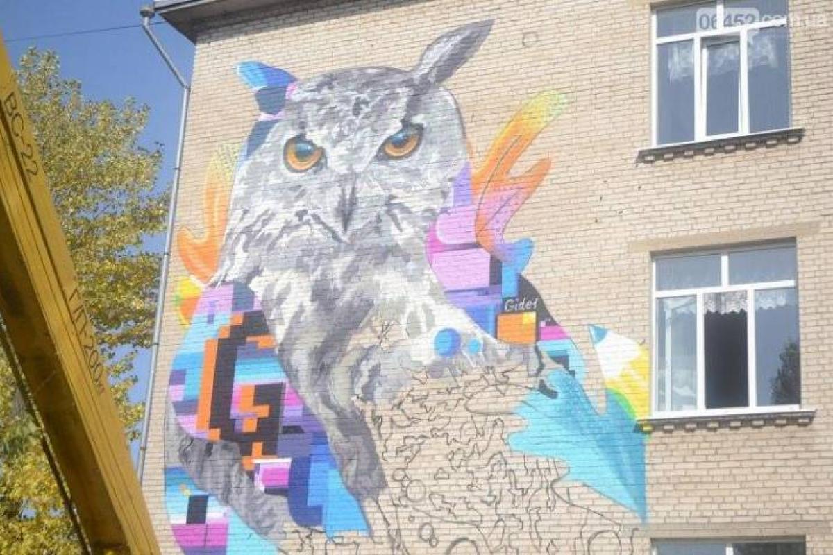 Закритий мурал та зламані світлофори: у мережі з'явились нові кадри з окупованого Сєвєродонецька Закритий мурал та зламані світлофори: у мережі з'явились нові кадри з окупованого Сєвєродонецька