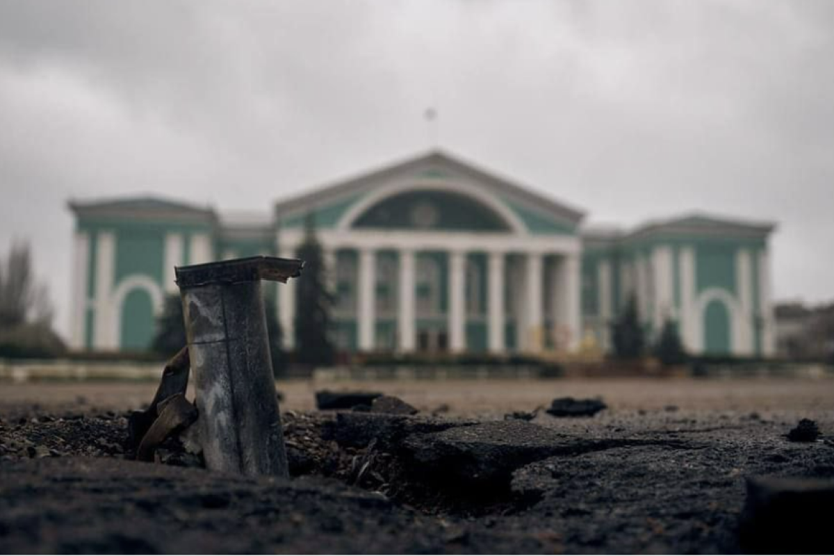 Боеприпасы посреди дороги: в сети обнародовали новые фото из Северодонецка Боеприпасы посреди дороги: в сети обнародовали новые фото из Северодонецка